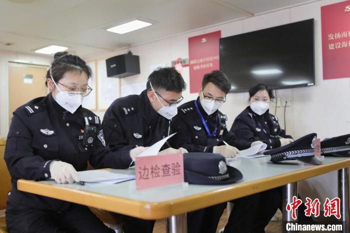 边检民警为科考人员办理边检查验手续。 上海边检总站供图