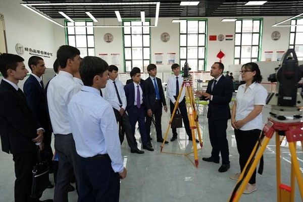 塔吉克斯坦魯班工坊的老師為學生講解設備。（天津城市建設管理職業技術學院供圖）