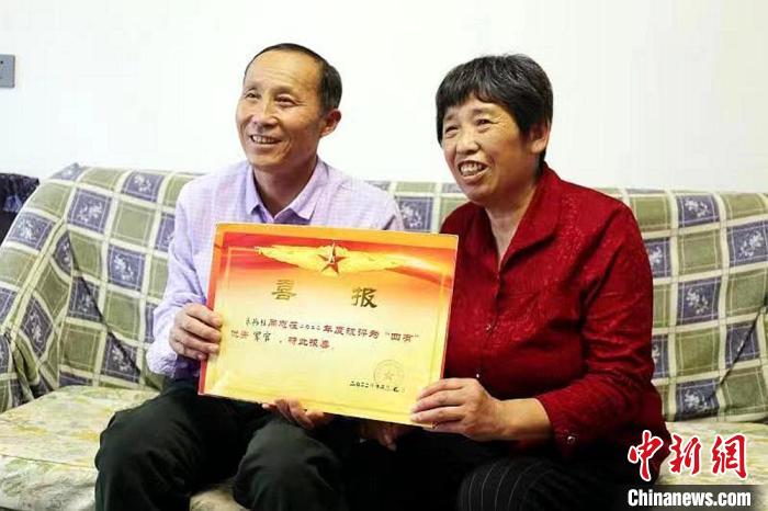朱杨柱的父母向客人介绍儿子的优异成绩。 沛县县委宣传部供图