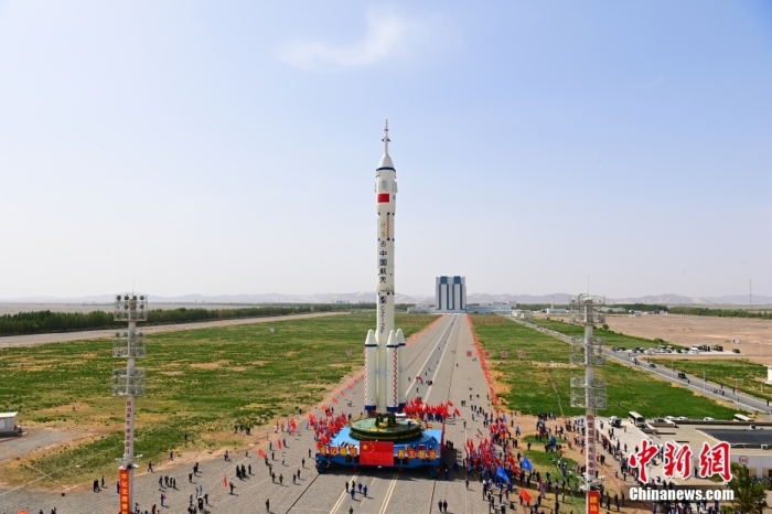 北京时间5月22日，据中国载人航天工程办公室消息，神舟十六号载人飞船与长征二号F遥十六运载火箭组合体已转运至发射区。目前，发射场设施设备状态良好，后续将开展发射前的各项功能检查、联合测试等工作，计划近日择机实施发射。汪江波 摄