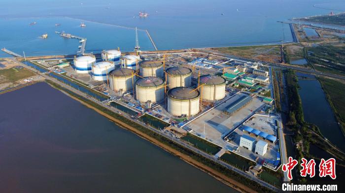 航拍国内规模最大的液化天然气储备基地。 滨海县委宣传部供图