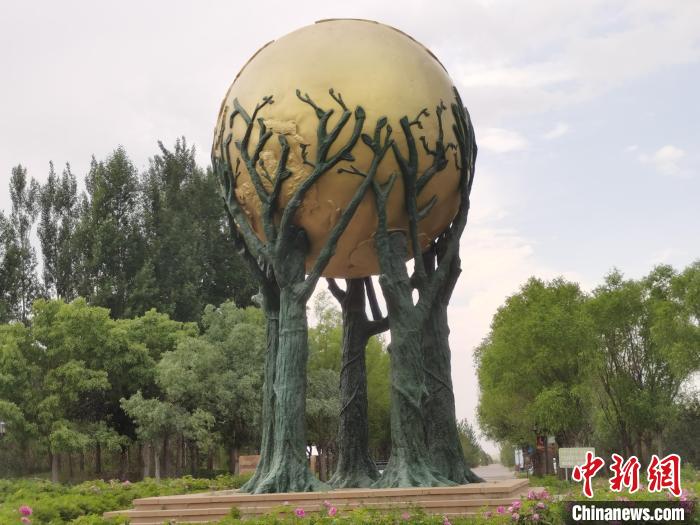 图为库布其沙漠中的雕塑。 李爱平 摄