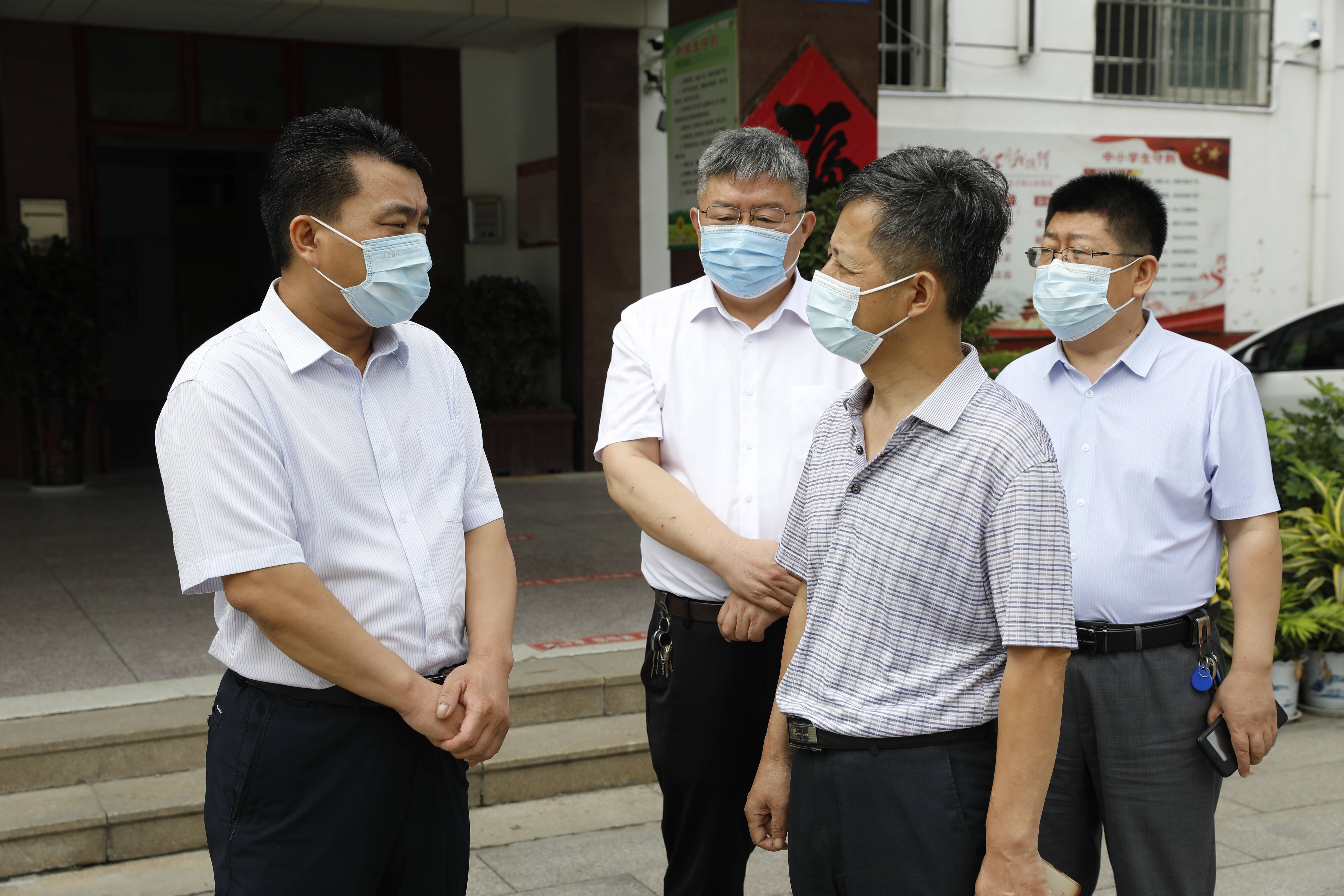 巴海峰督导学校建设疫情防控工作