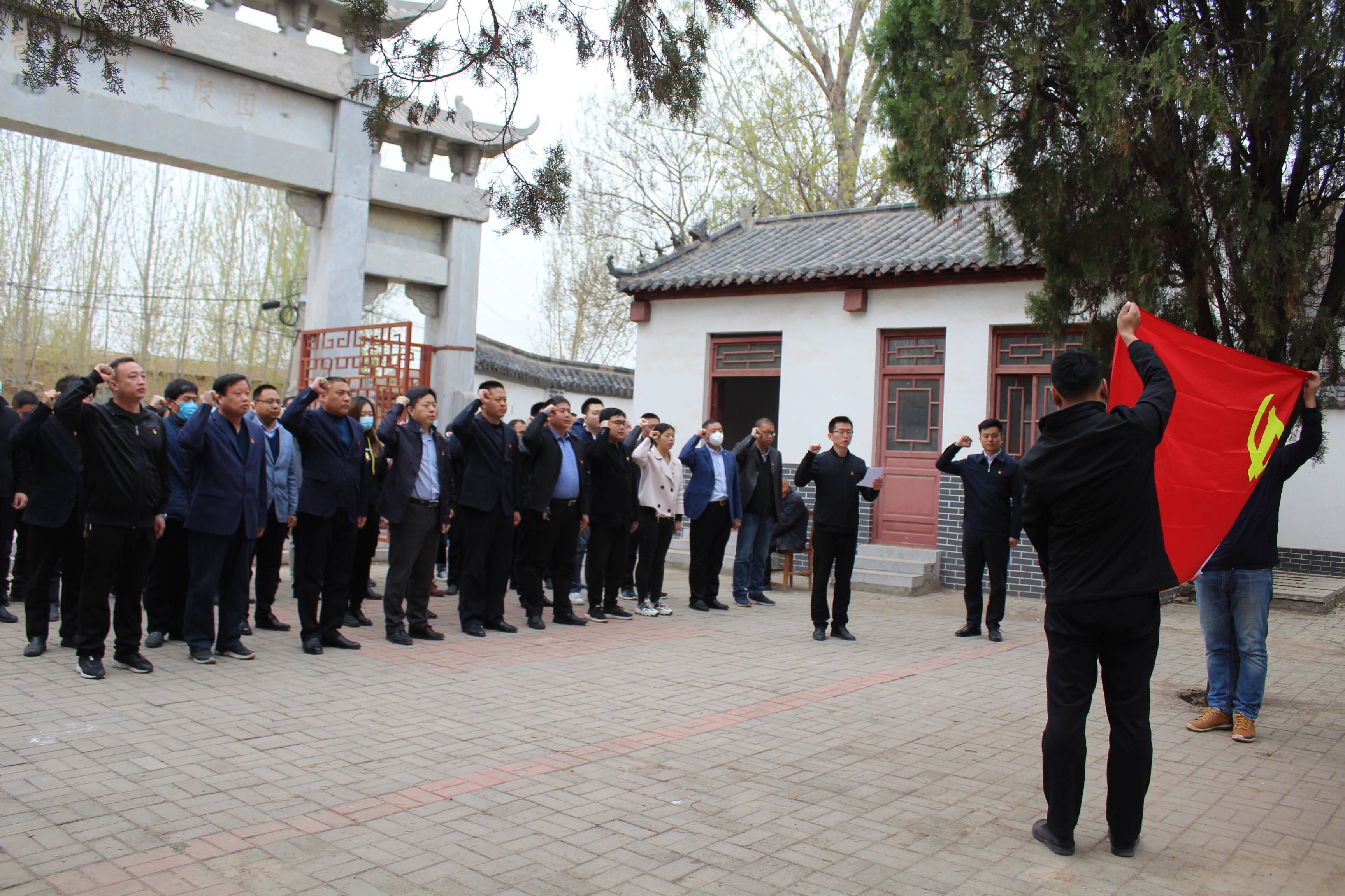 聊城高唐清平镇开展清明祭扫缅怀英烈主题党日活动