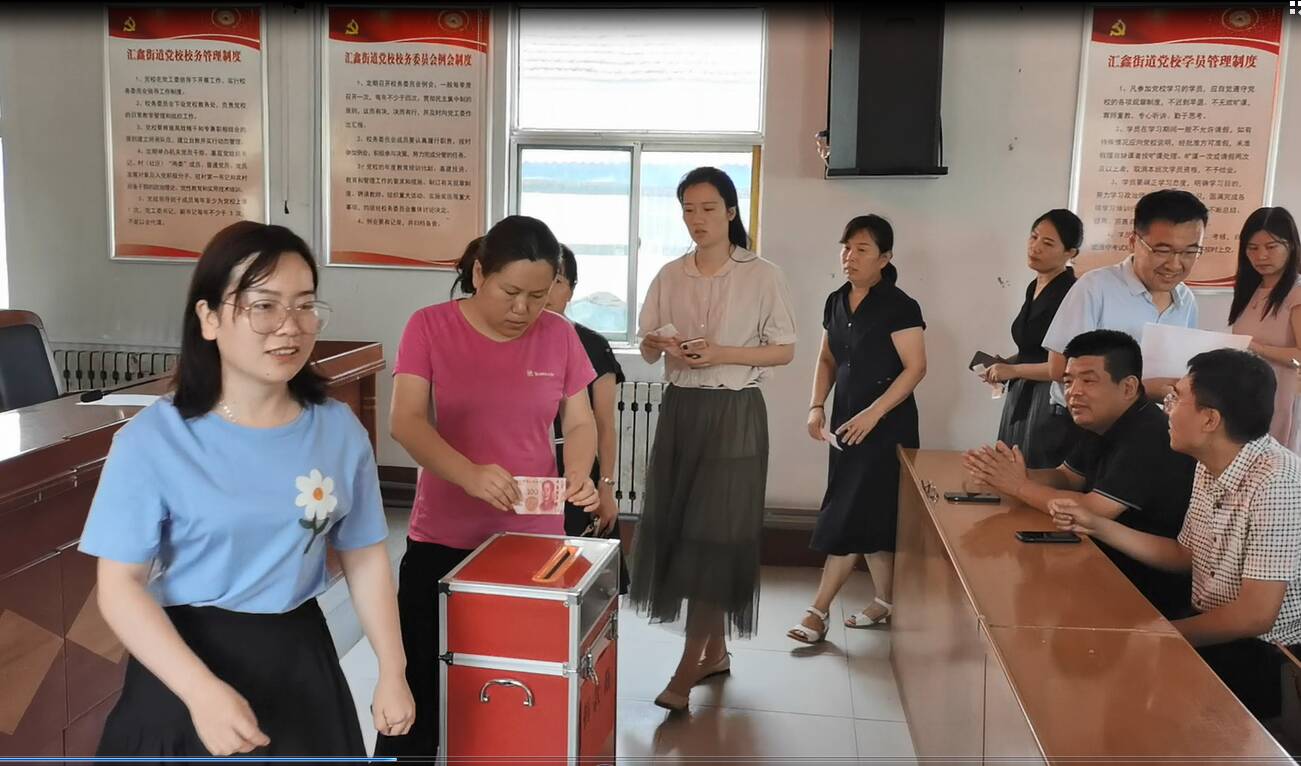 捐款献上爱心,以实际行动参与慈善公益事业,表达对困难群众的真情关爱