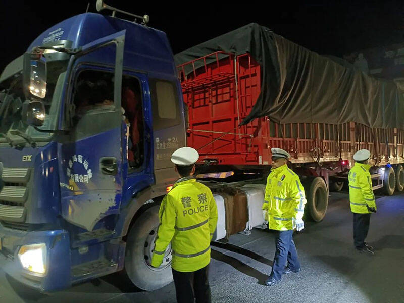 重拳查處重型柴油車,拖拉機,農用三輪車等高汙染車輛冒黑煙,闖禁區