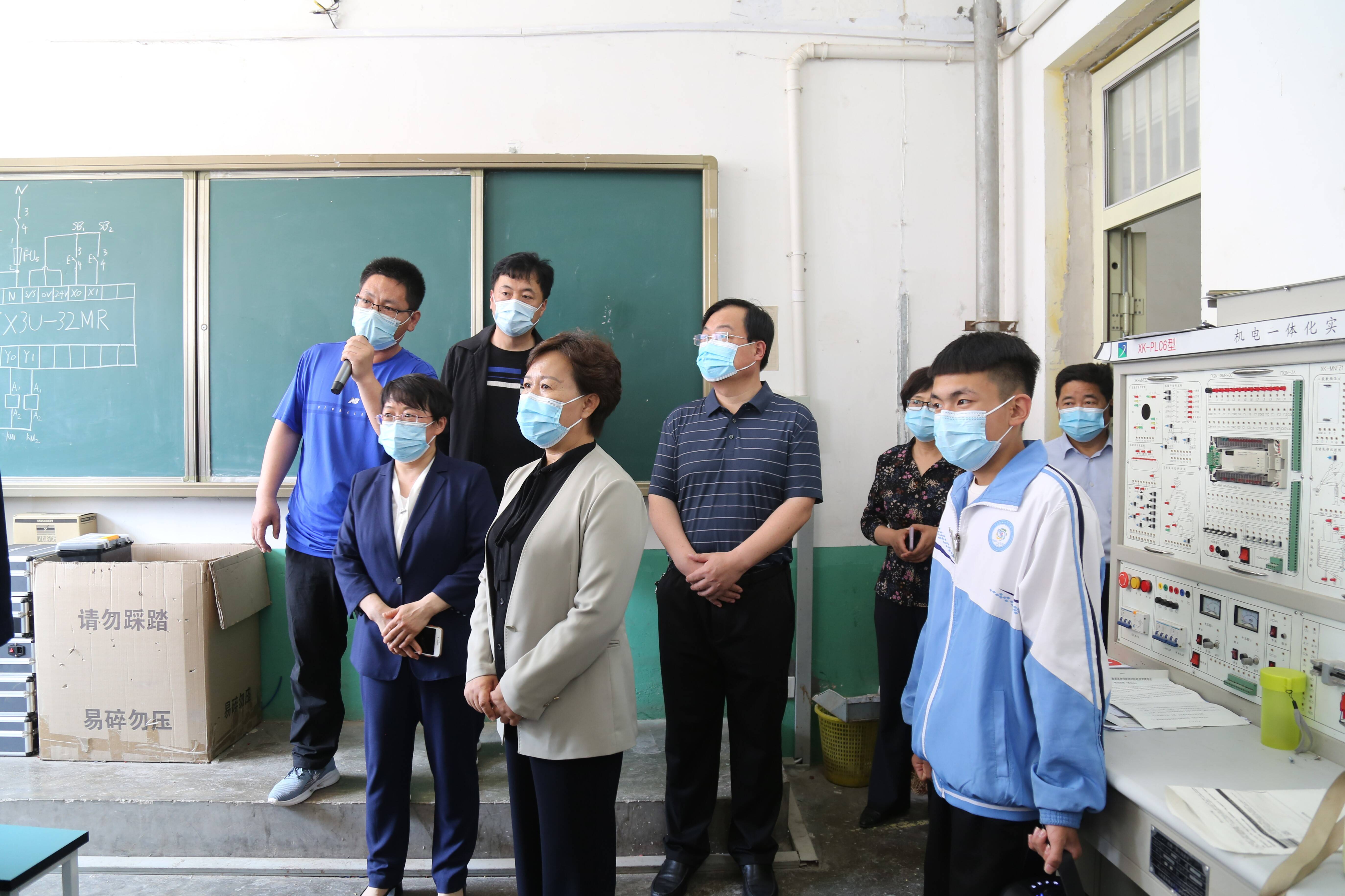 孙孟花一行到莘县职业中等专业学校调研职业教育发展情况