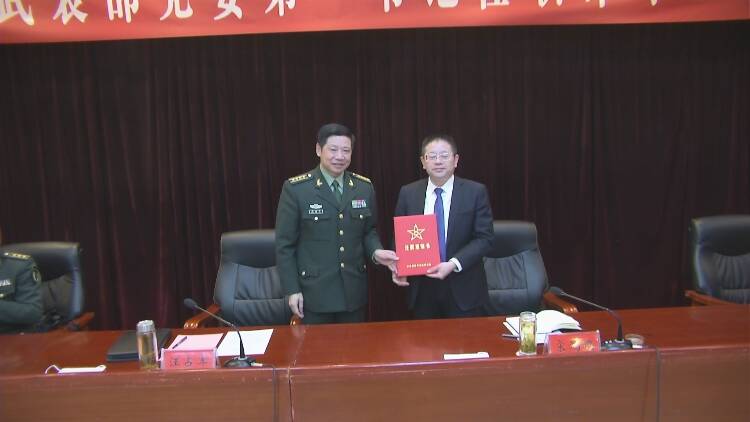 泰安军分区政委汪占军宣布关于宋鸿鹏同志新泰市人武部党委第一书记的