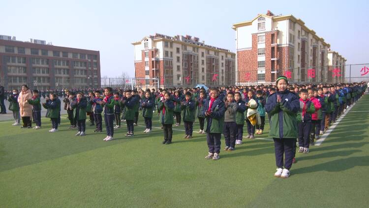 新泰市龙池小学举行开学典礼暨习惯养成月启动主题升旗仪式