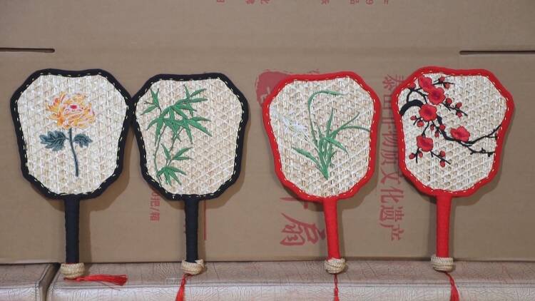 脱粒后,人们便精心选择粗壮透节麦杆的穗茎为制作麦秆扇的原料,编织