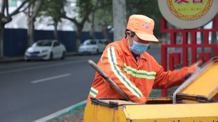 新泰市1500餘名環衛工人全員在崗勞動過節