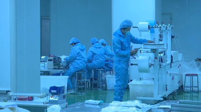 在山东恒发卫生用品有限公司的十万级净化车间内,透过玻璃可以看到