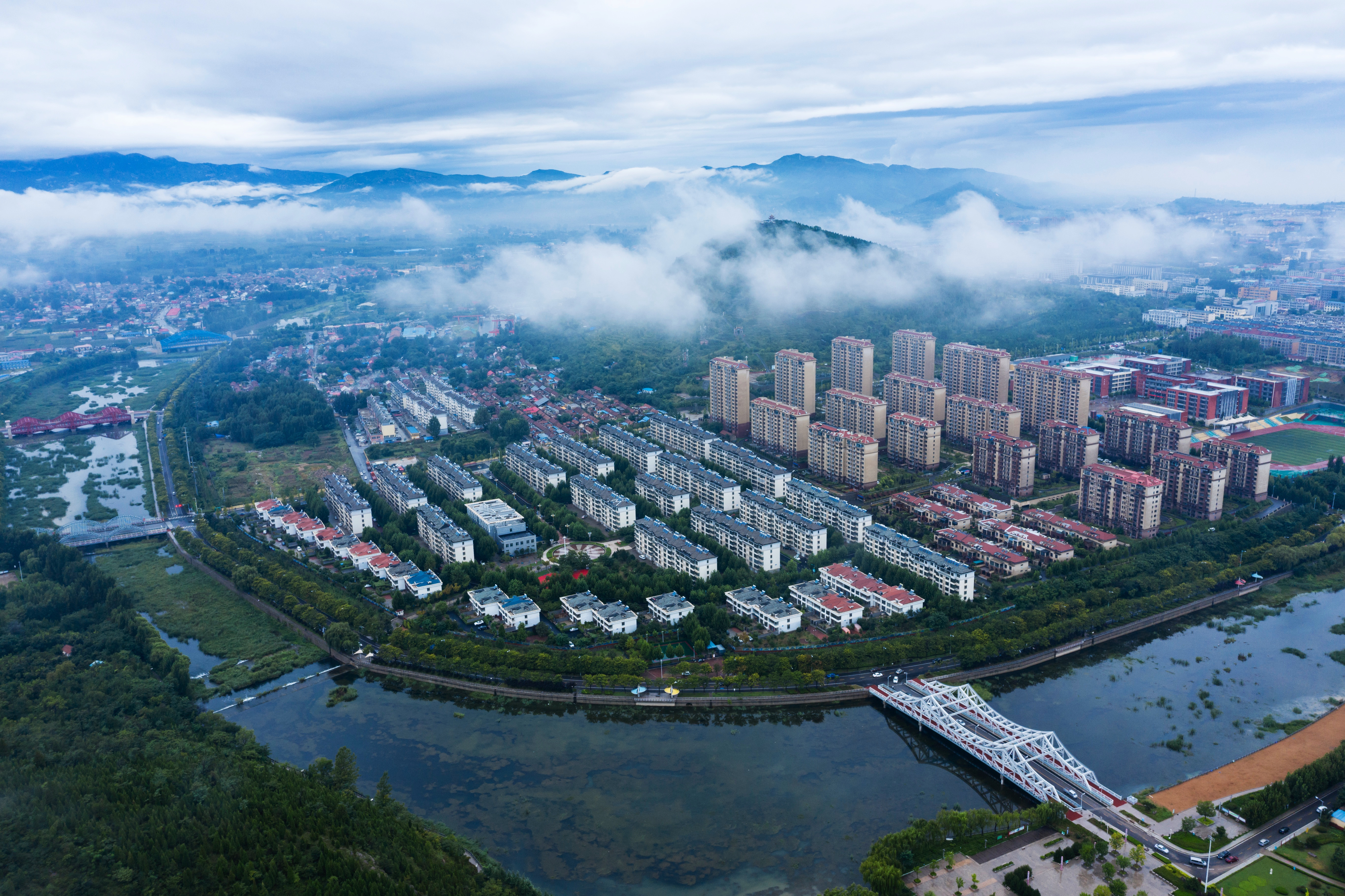 云海翻涌腾细浪,浓雾缭绕系群山!雨后的济南钢城"仙气"飘飘