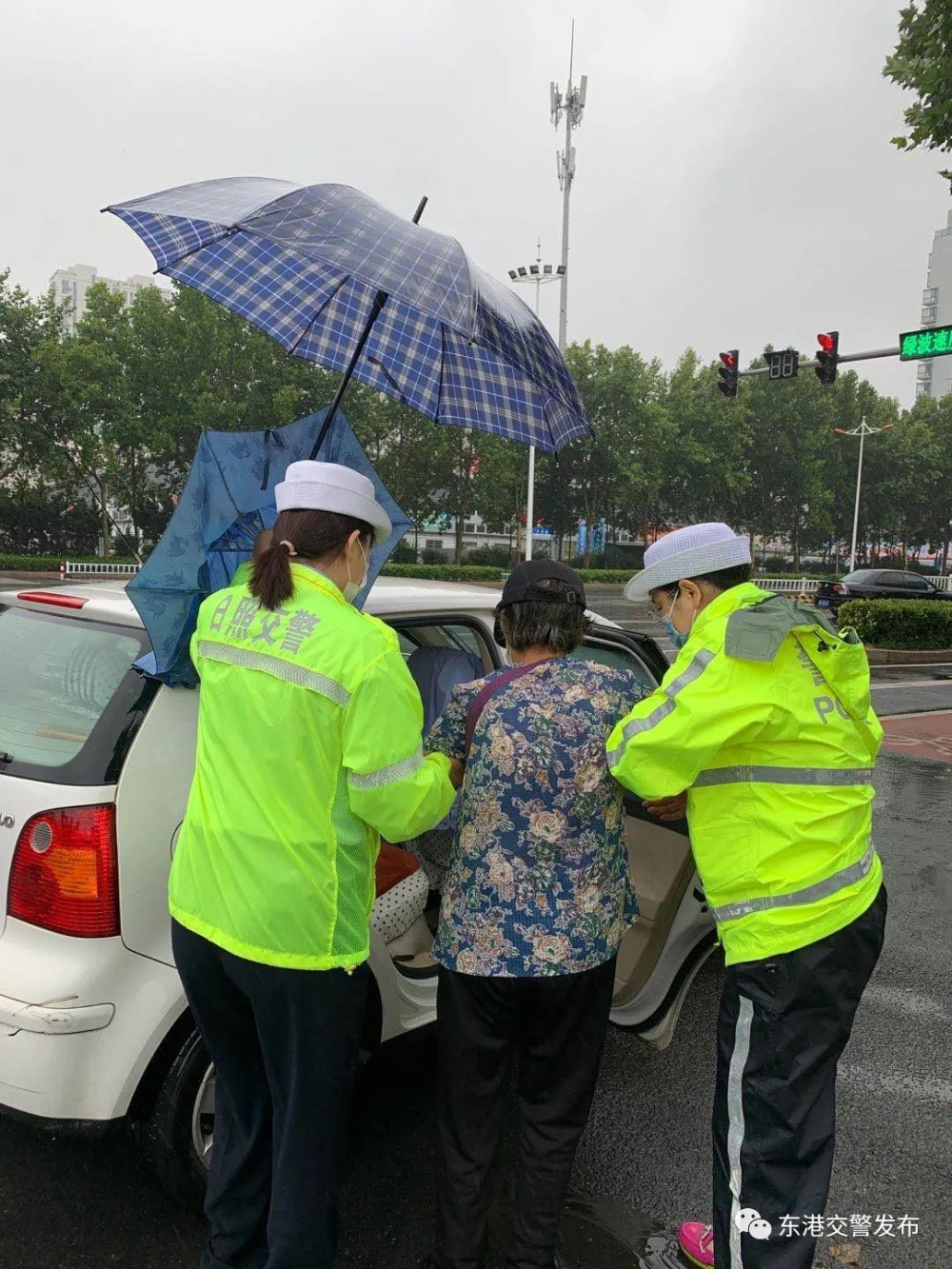 正在进行创城整治的早高峰路口执勤民警夏丽丽和辅警张栋,杨美真前去