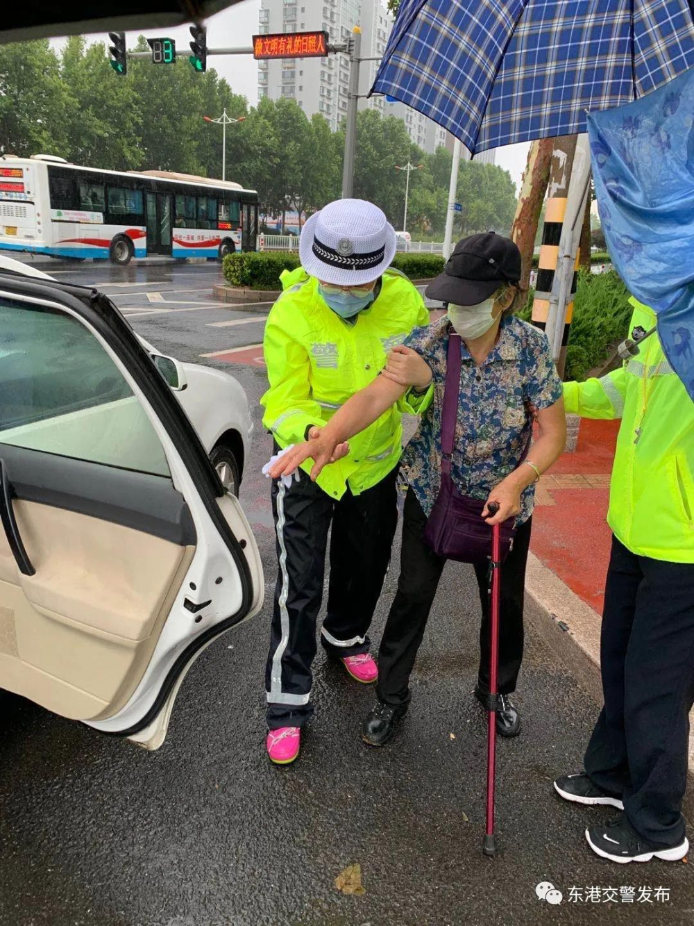 正在进行创城整治的早高峰路口执勤民警夏丽丽和辅警张栋,杨美真前去