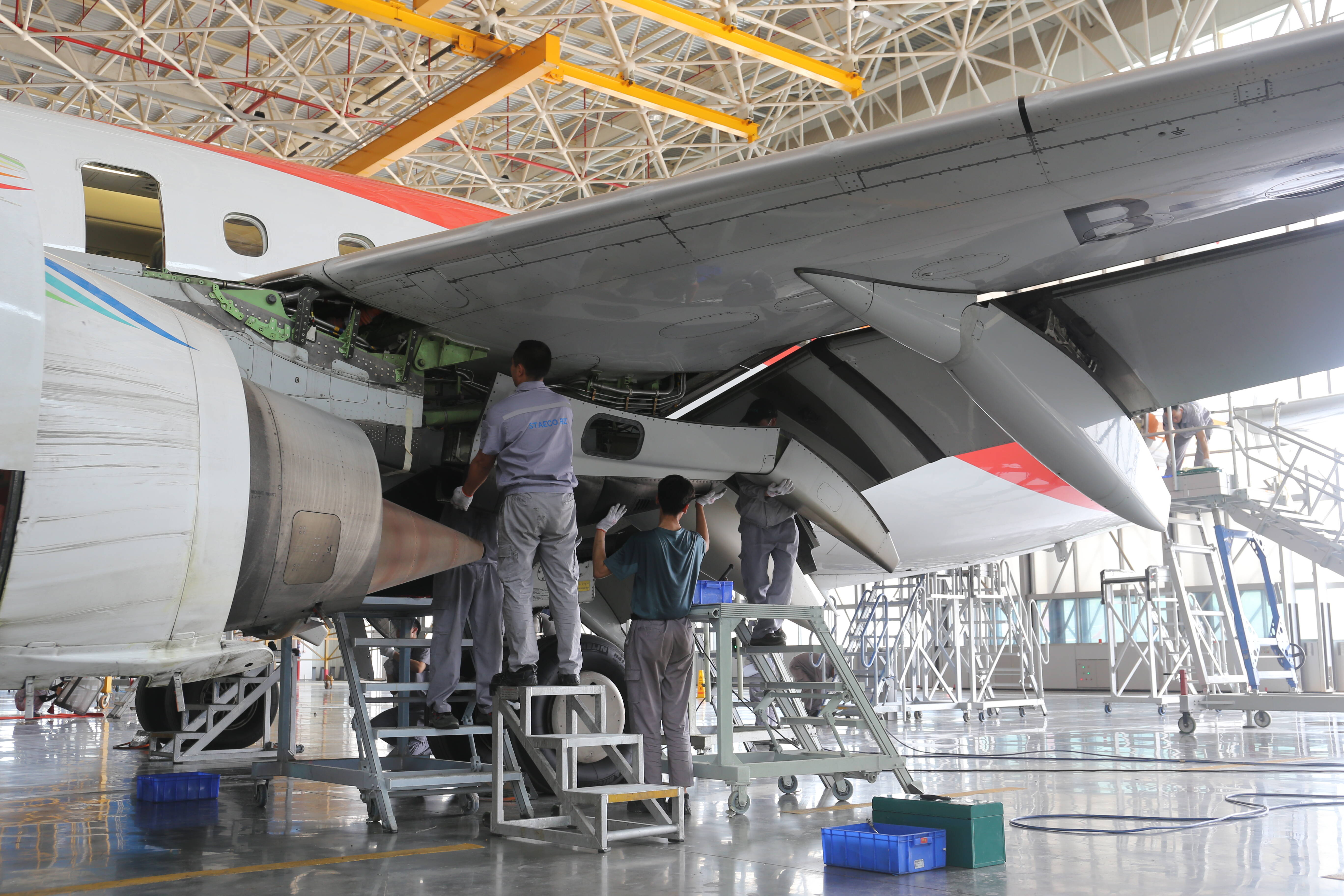 机务维修人员战高温为归巢飞机祛痛疗伤