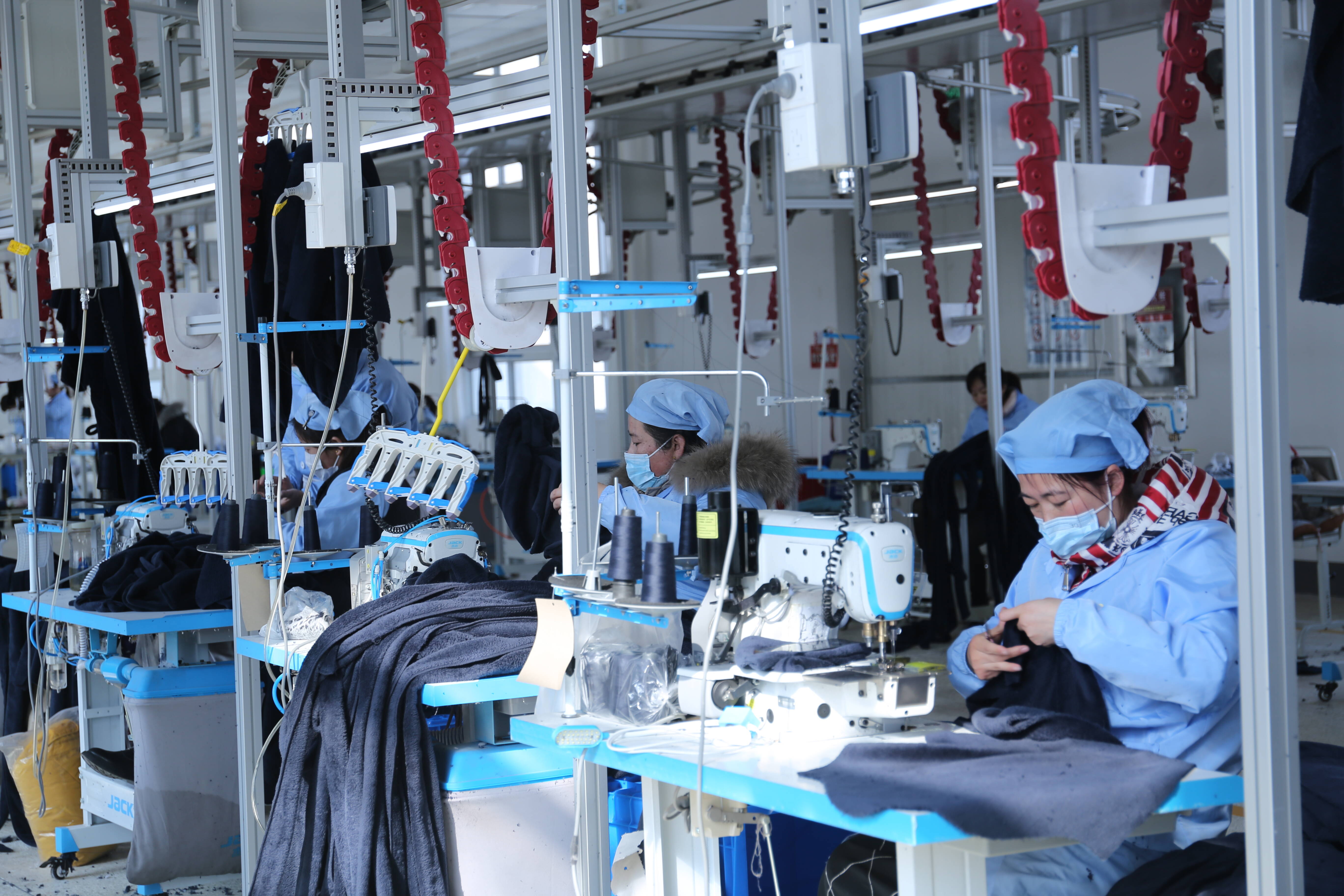 东港区服装企业全副武装复工复产抢赶订单