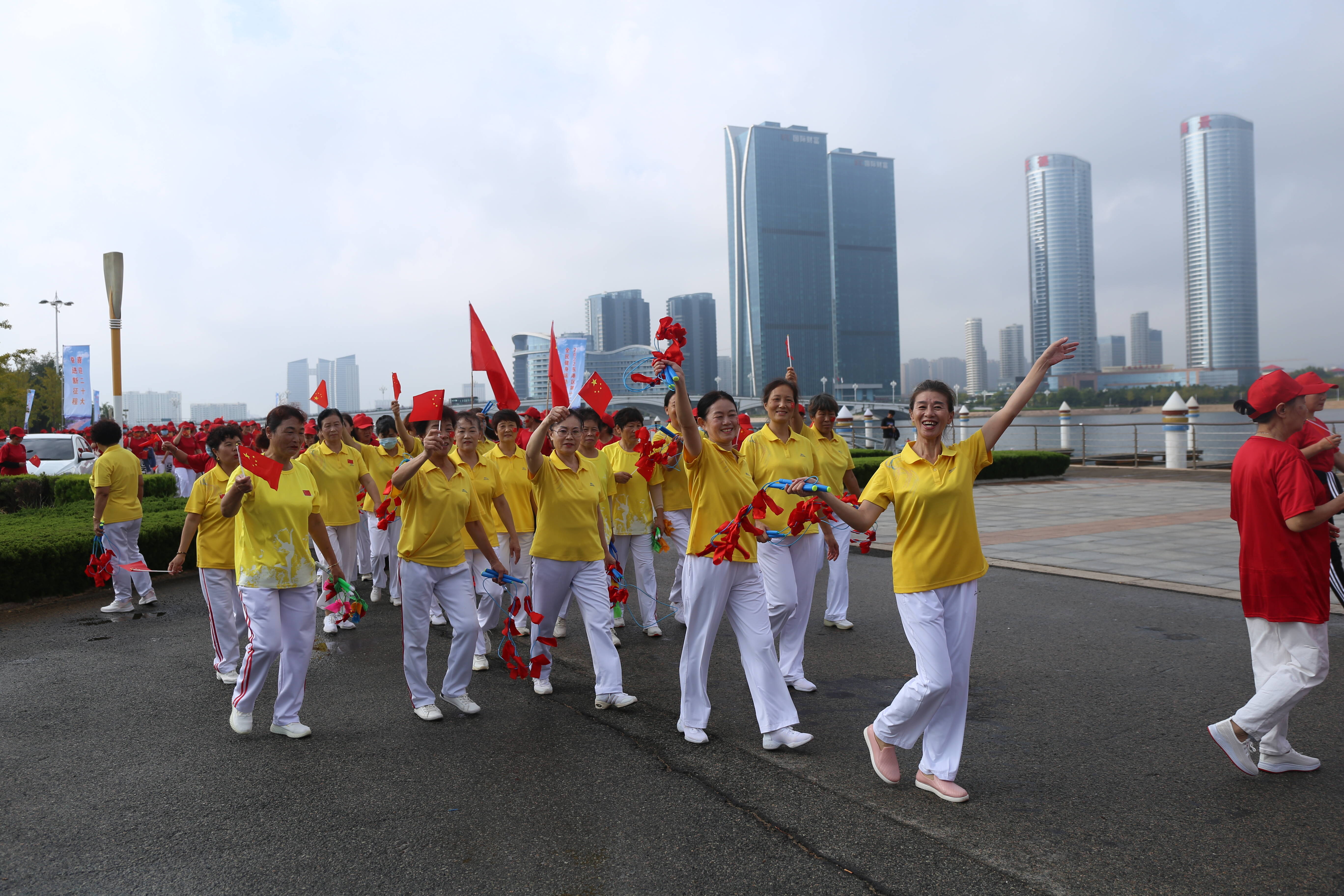 东港区举行第十二届全民健身运动会健步行活动