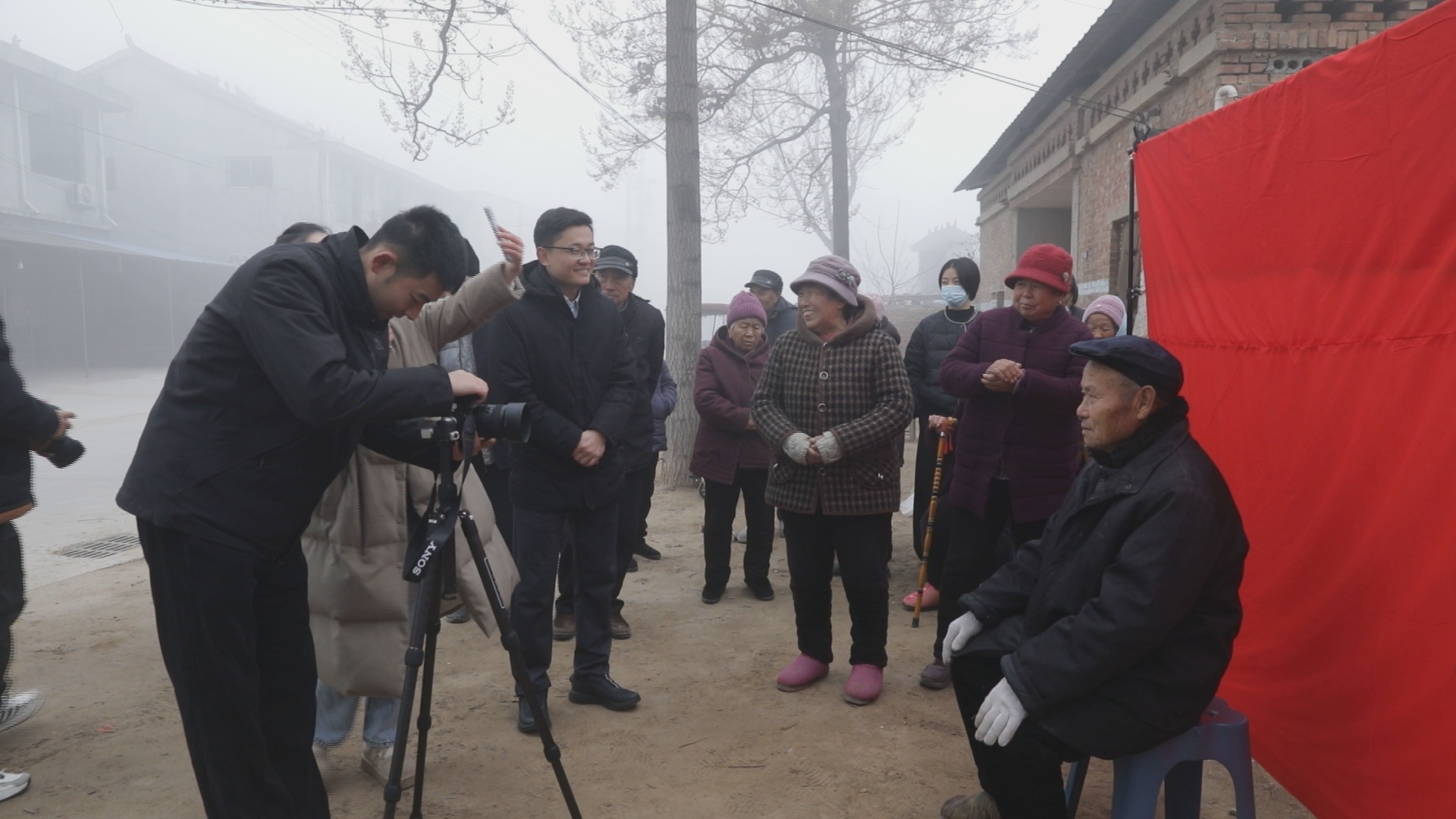 情暖夕阳 定格幸福——山东省住建厅驻村第一书记牵线公益团队为帮扶村老人免费拍照送祝福