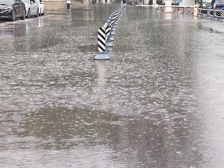 今年夏季雨水少，秋季却下到“涝”？背后原因→