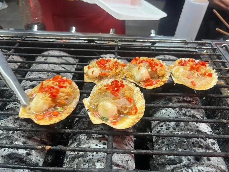 4分钱壳配3毛钱肉,你吃的蒜蓉粉丝扇贝可能是“组装”货