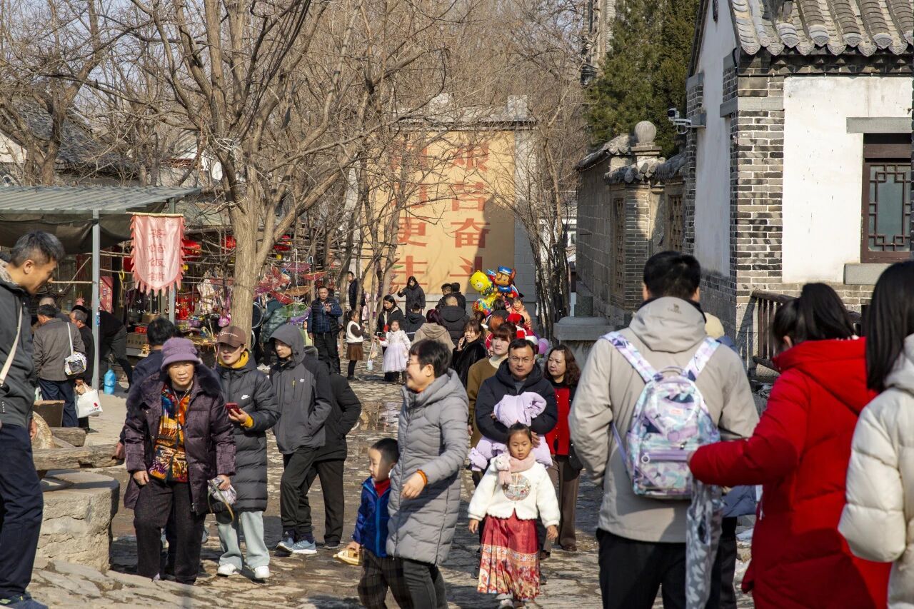 废纸壳也能玩出花？济南朱家峪元旦创意玩法引关注