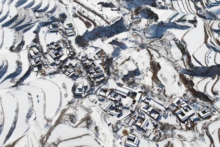 积雪深度约10~15厘米，济南发布道路结冰红色预警信号