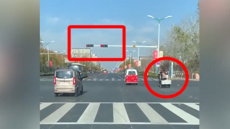 24秒丨简直不要命? 滨州一路口多辆电动车疯狂闯红灯
