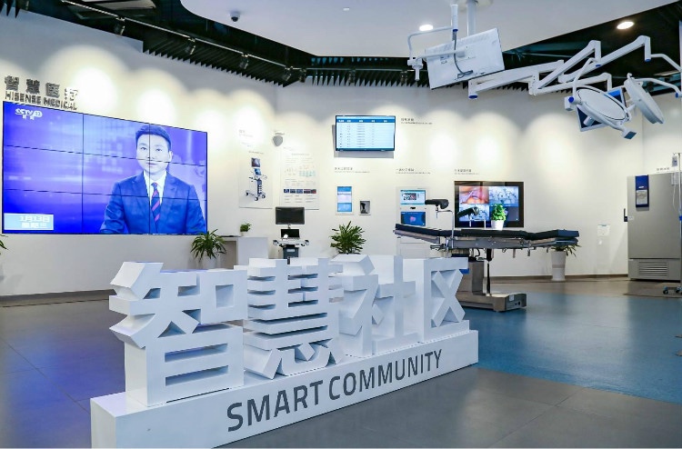 在智慧社区版块,视频播放海信精准医疗手术示范案例.