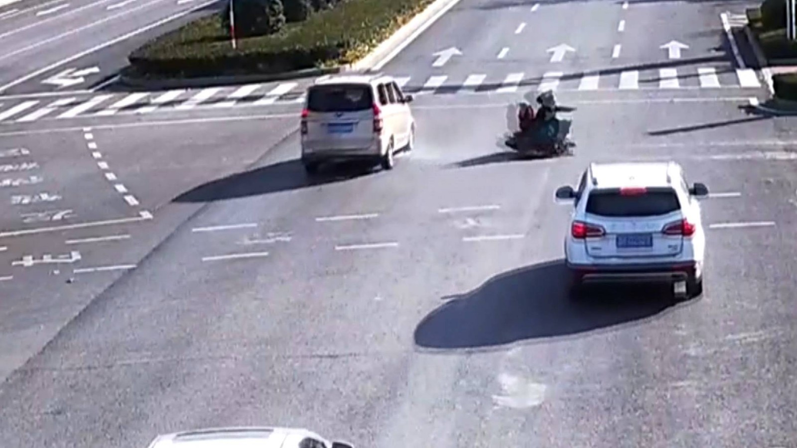 25秒|惊险！济宁女子带孩子骑电动车闯红灯被撞倒