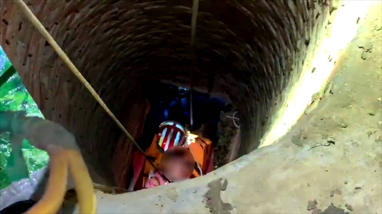 45秒丨紧急救援！淄博一妇女坠入6米深地窖 全身多处骨折
