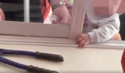 33秒丨屏住呼吸看完！潍坊一幼童手指被卡 消防员现场拆窗取出