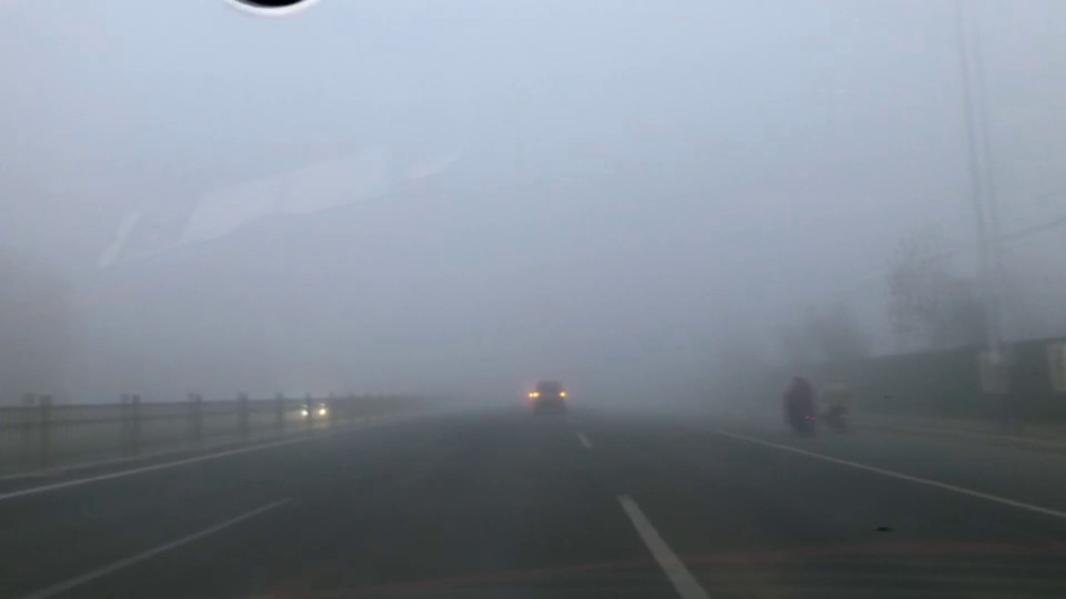 山东发布大雾红色预警！济南长清部分路段能见度不足50米