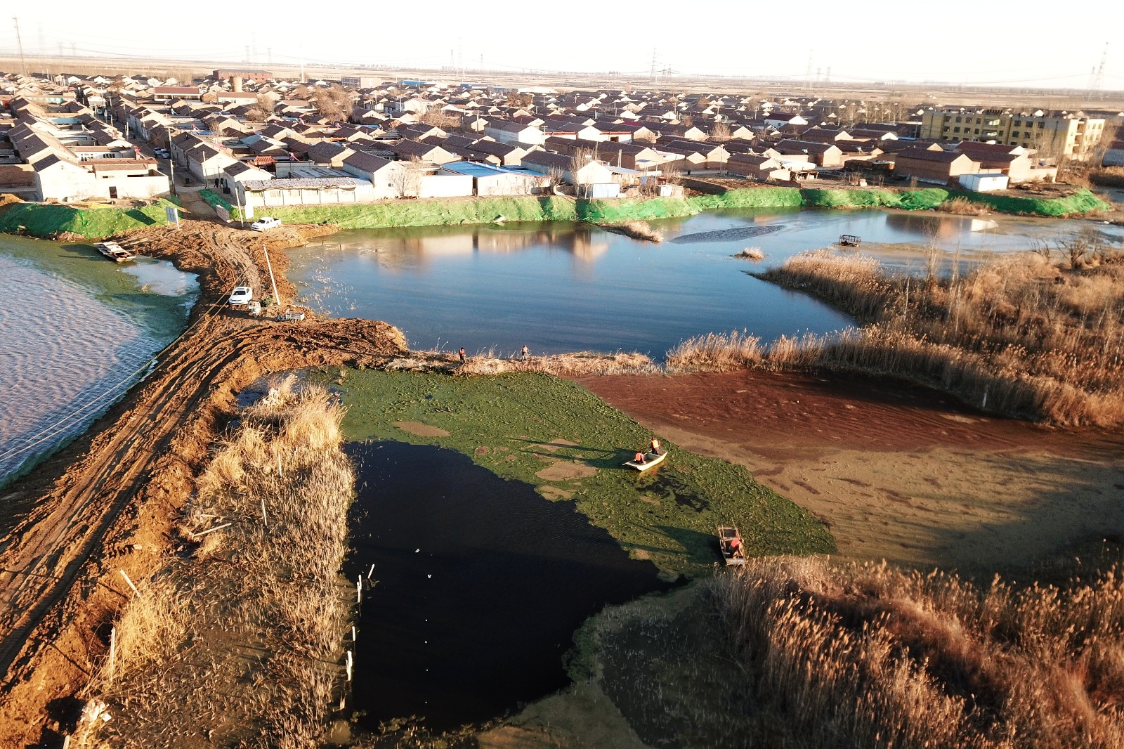 河北霸州“彩色坑塘”治理最新进展：镇政府已帮养殖户建9座粪污处理池