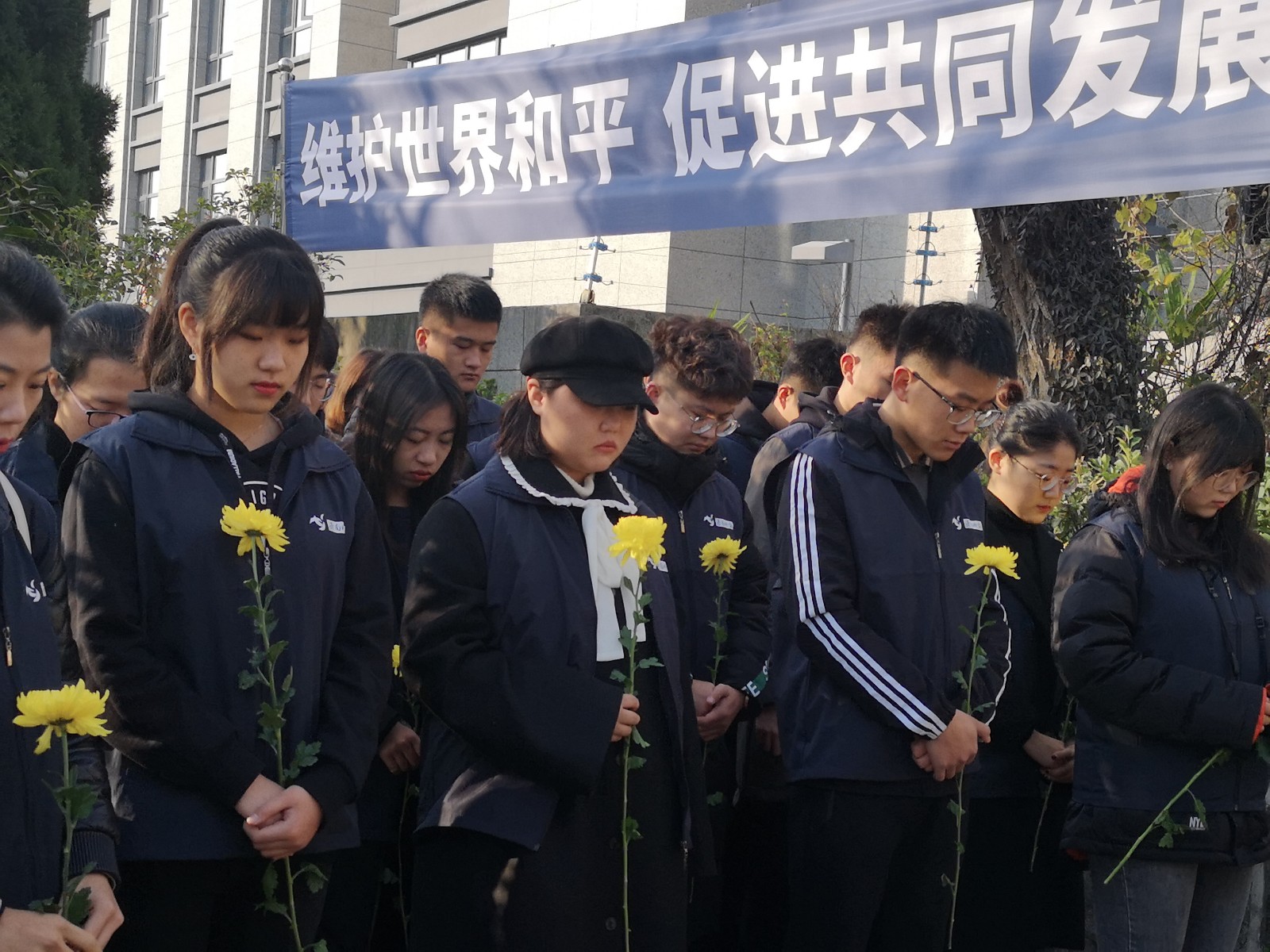 国家公祭日丨山东师生跨越600公里赴南京祭奠南京大屠杀遇难者同胞