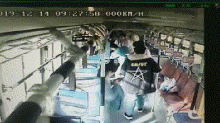 19秒｜日照：一男子公交车内突发疾病 公交车司机紧急施救