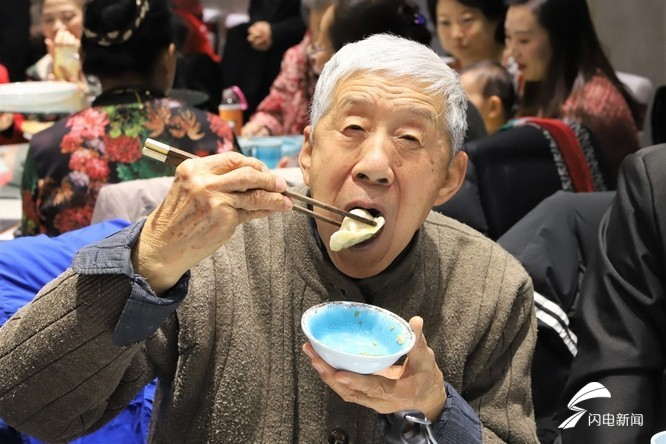 包饺子吃饺子看节目德州志愿者与百名老人一起过冬至