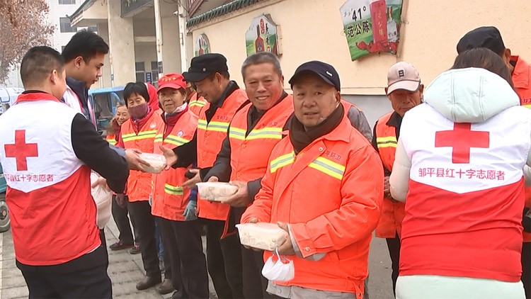 冬至时节丨滨州邹平街头：环卫工接过志愿者的水饺 吃的心里热乎乎