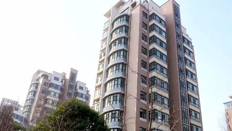 潍坊领秀华城电梯损坏业主扛电动车上下5楼一个月 怕曝光物业当天解决问题