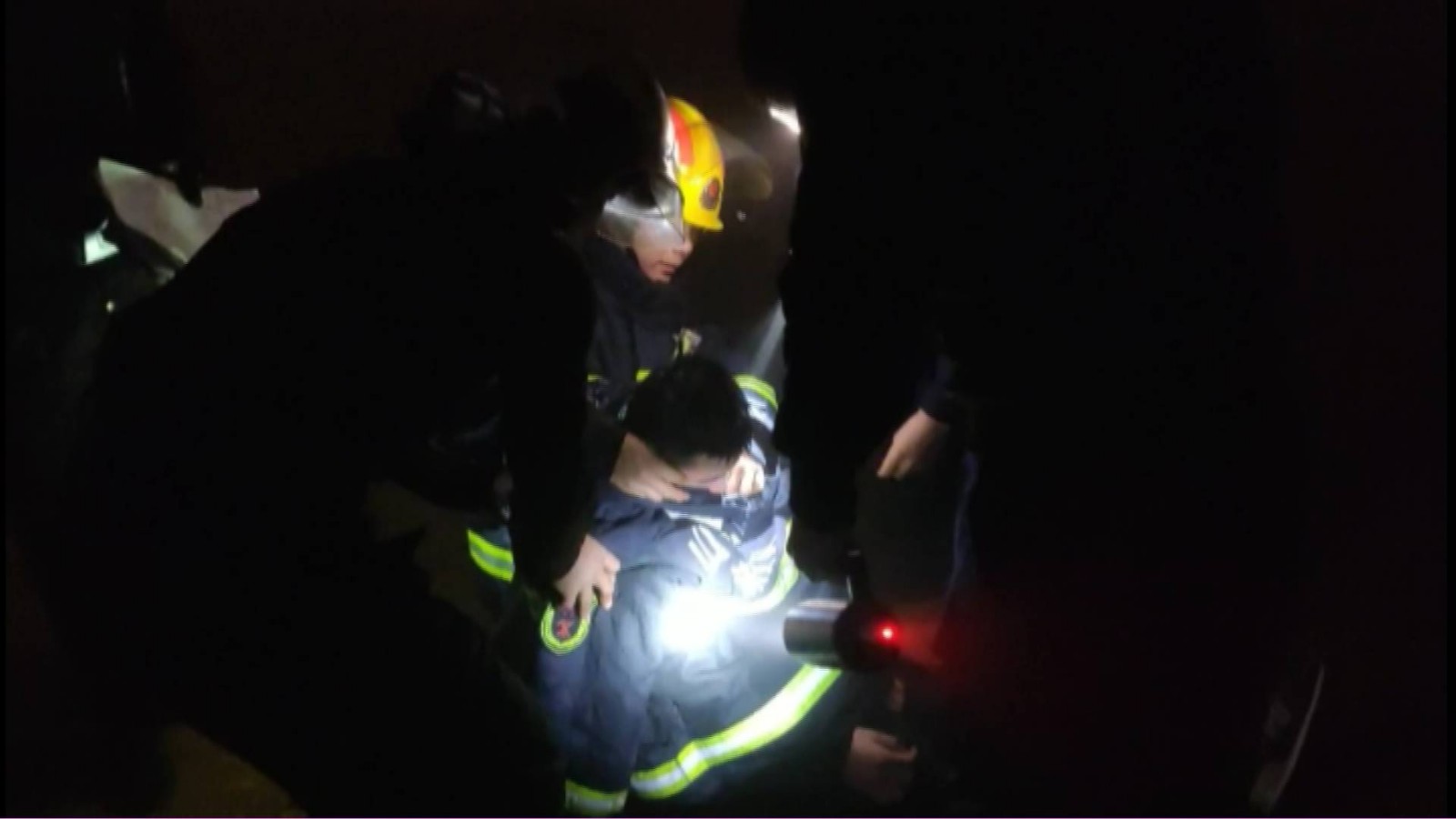 34秒丨济南一男子深夜跳水自杀 消防员救助暖心披衣