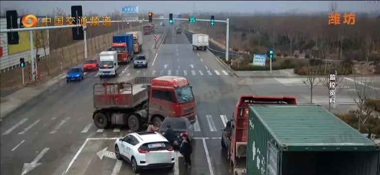 潍坊：追尾后司机下车查看情况，遭遇二次事故险被碾在车下