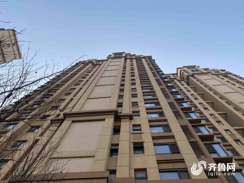 (该男孩从第21楼跳下)(现场已经被清理,男孩跳下来的痕迹还在)现场