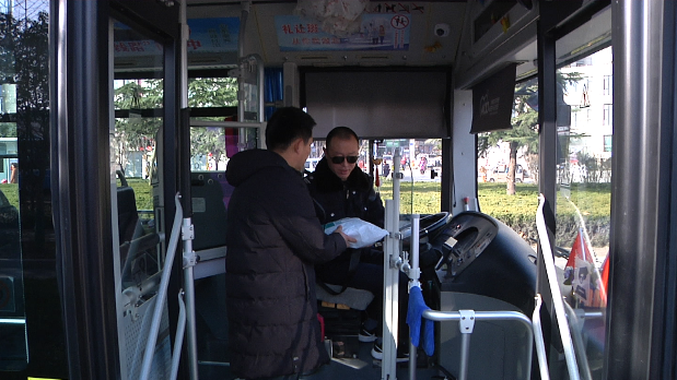75秒丨这个冬天不再冷!潍坊2100余名公交驾驶员收到了爱心大礼包