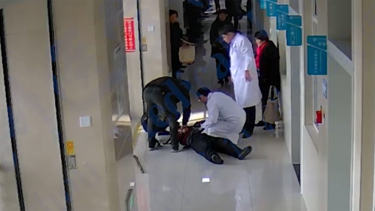 48秒丨滨州79岁候诊患者2次突发心脏骤停 多名医护接力抢救起死回生