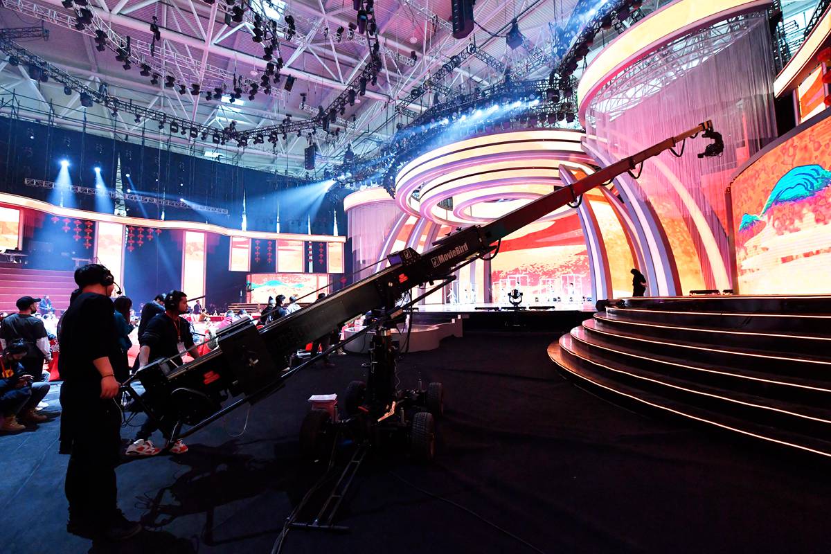 现场录制设备中最大的"家伙"就数这个可以随意伸缩的摇臂,摇臂在拍摄