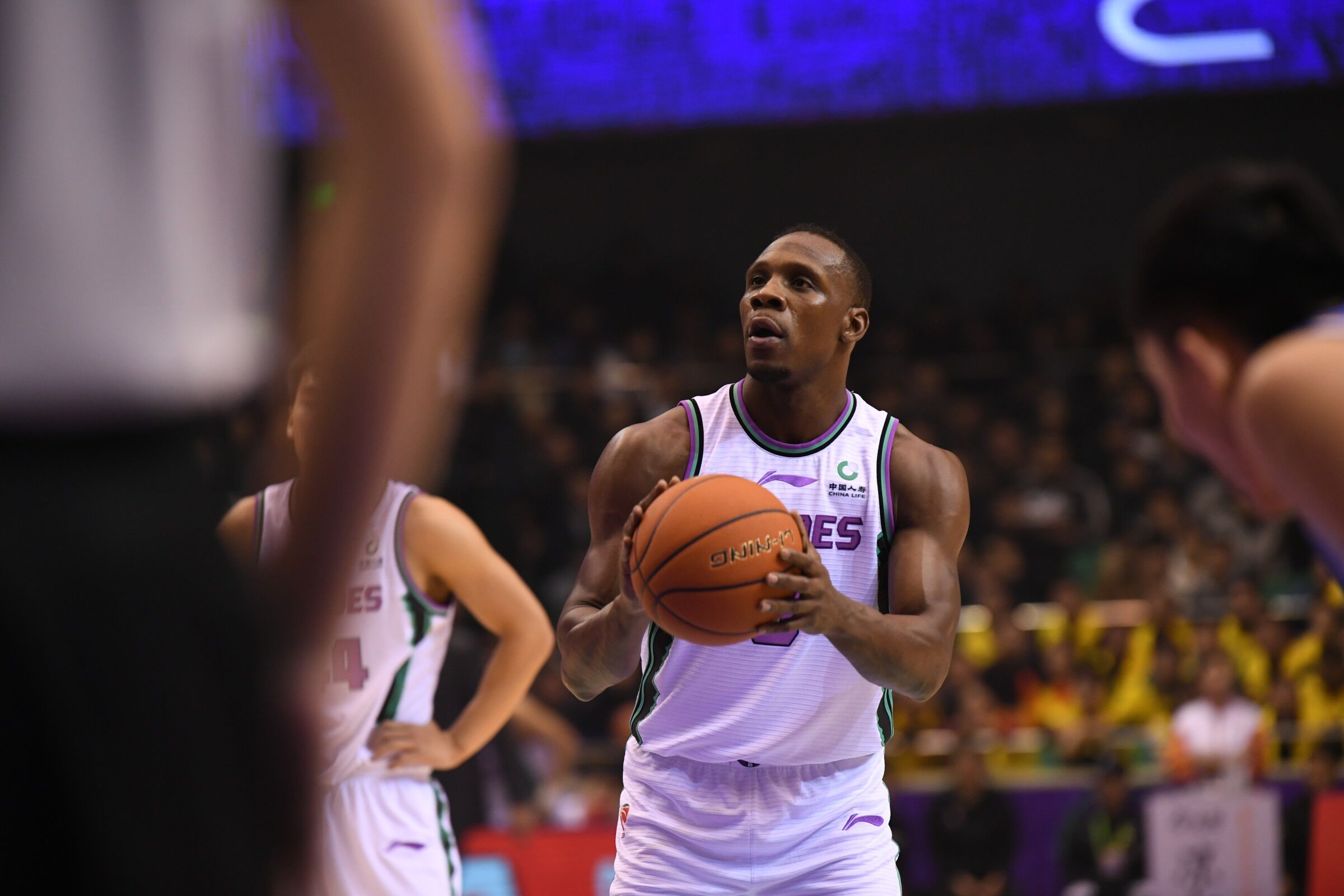 (闪电体育 徐凯华)农历腊月二十七,春节前最后一场焦点对决,山东西王