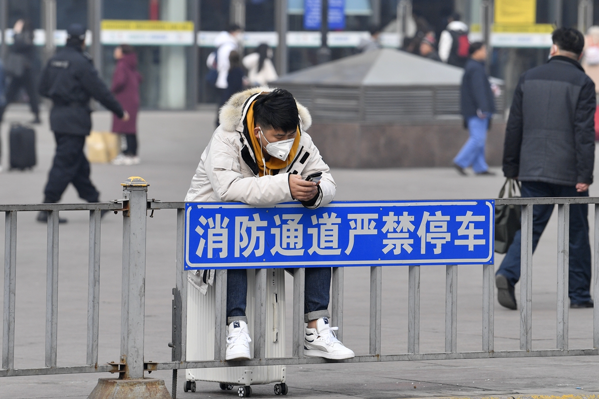 組圖:探訪節前濟南火車站 旅客戴口罩謹慎出行