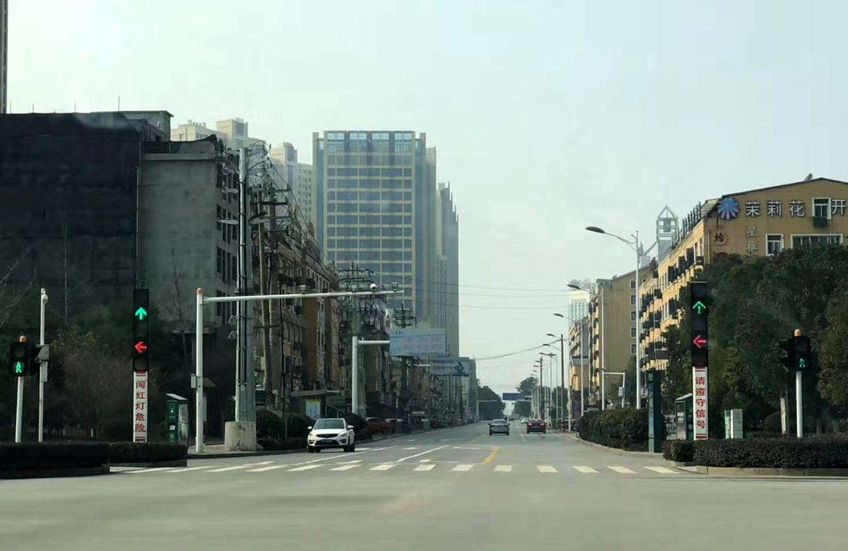 黄冈市区的街道上,车辆和行人都很少.