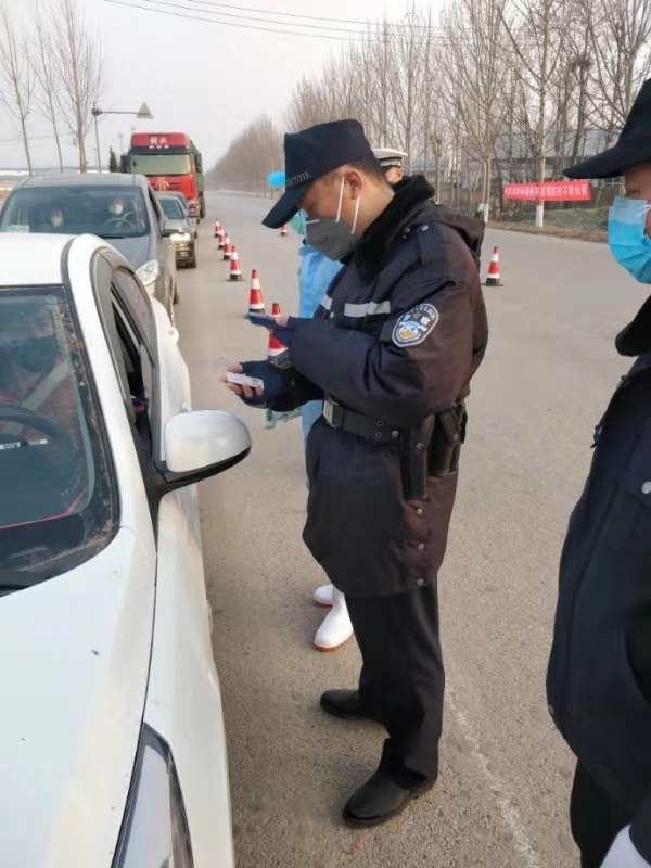 跨越两地 坚守抗疫一线的党员警察"父子兵"