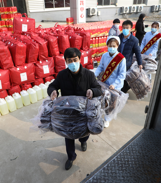 2月8日"新红嫂"和工作人员一起装运爱心物资,准备慰问疫情防控人员.